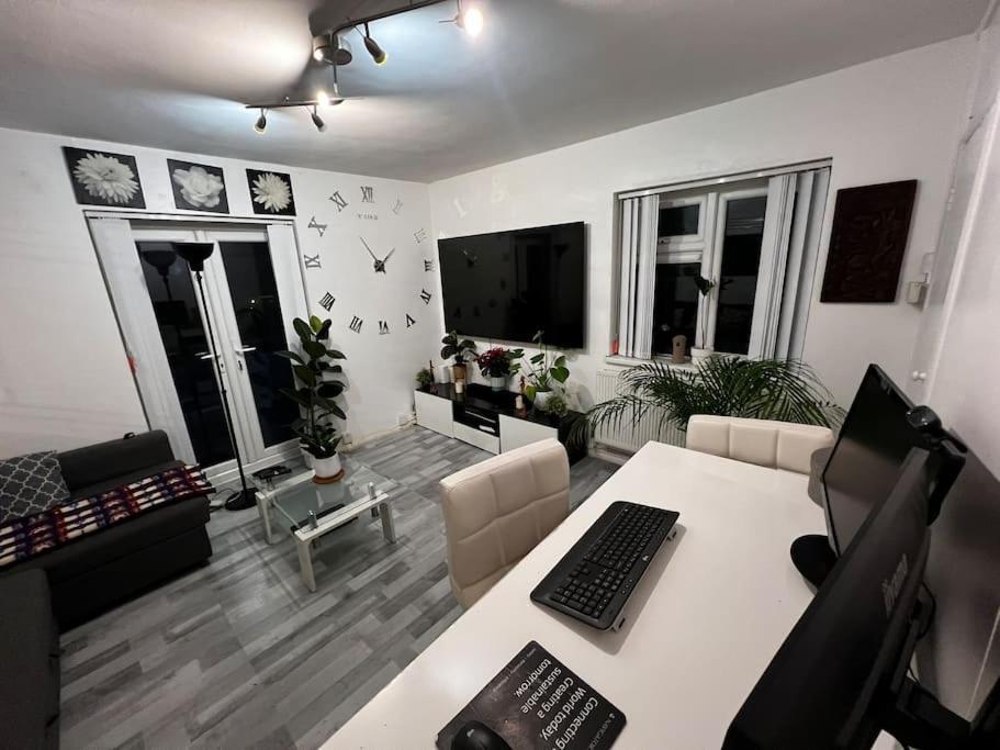 1-Bed Flat With Fast Wi-Fi In Prime Location 15Mins From Central 런던 외부 사진